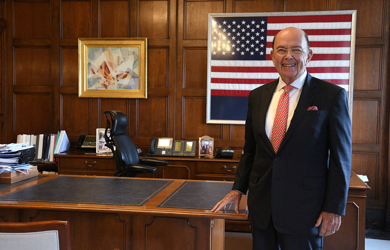 © Reuters. U.S. Secretary of Commerce Ross poses in his office during Reuters interview at the U.S. Department of Commerce building in Washington