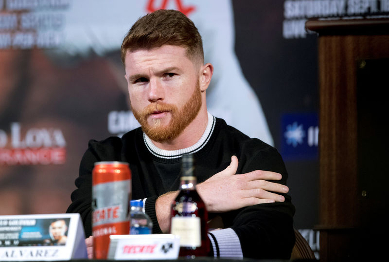 © Reuters. FILE PHOTO:  Middleweight boxer Canelo Alvarez of Mexico attends a news conference in Las Vegas