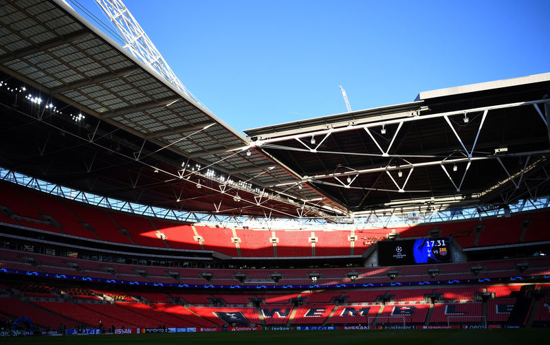 © Reuters. Suspenden la venta de Wembley tras retirar su oferta un magnate de EEUU