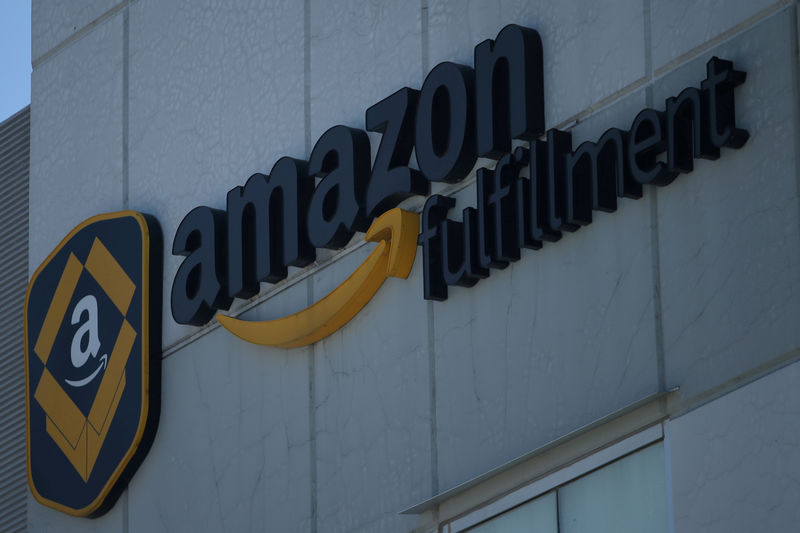 © Reuters. FILE PHOTO: A view of the Amazon fulfillment logo in Mexico City