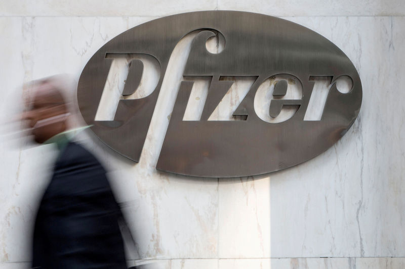 © Reuters. FILE PHOTO: A man walks past Pfizer's world headquarters in New York