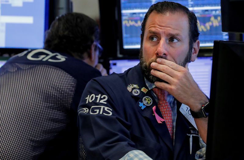 © Reuters. Traders work on the floor of the NYSE in New York