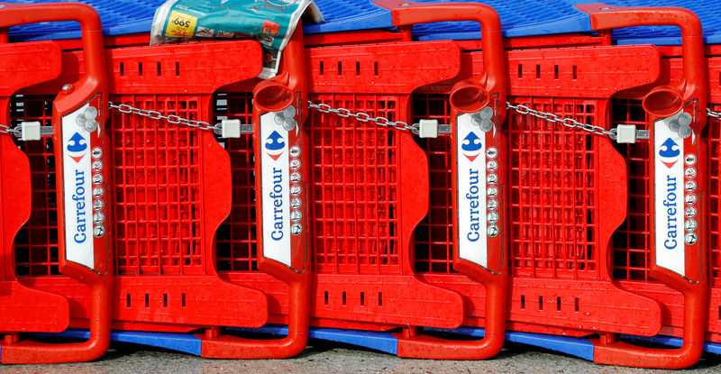 © Reuters. FILE PHOTO: The logo of Carrefour is seen on shopping trolleys at the Carrefour Lingostiere in Nice