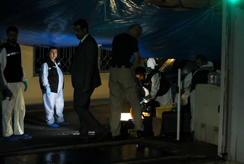 © Reuters. محققون يغادرون مقر إقامة القنصل السعودي في اسطنبول