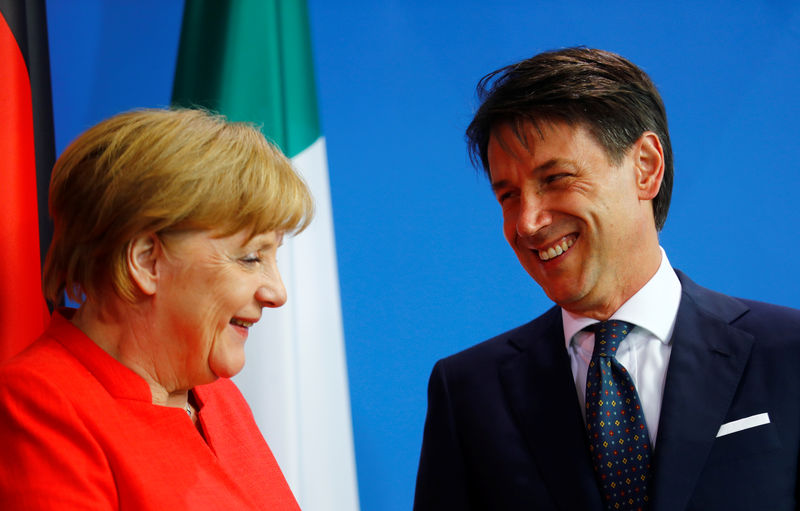 © Reuters. German Chancellor Merkel and Italian PM Conte hold a news conference at the chancellery in Berlin