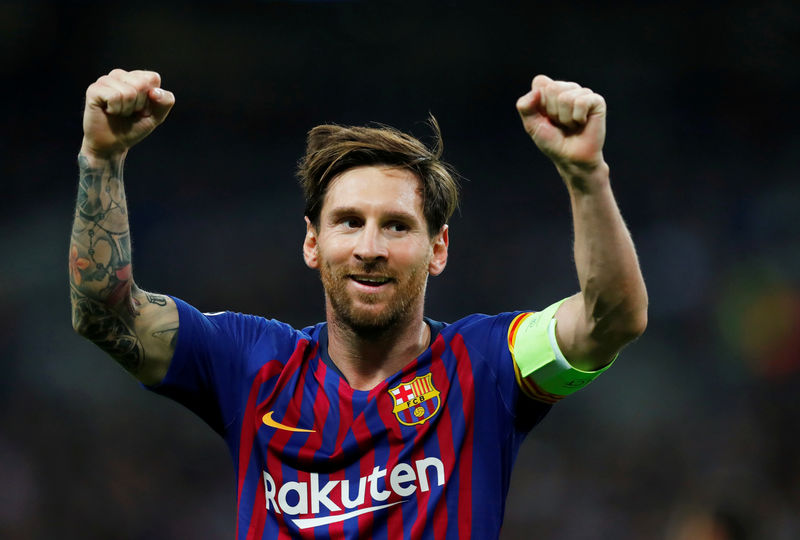 © Reuters. Messi es un capitán ejemplar que enseña en el campo de juego, dice Abidal