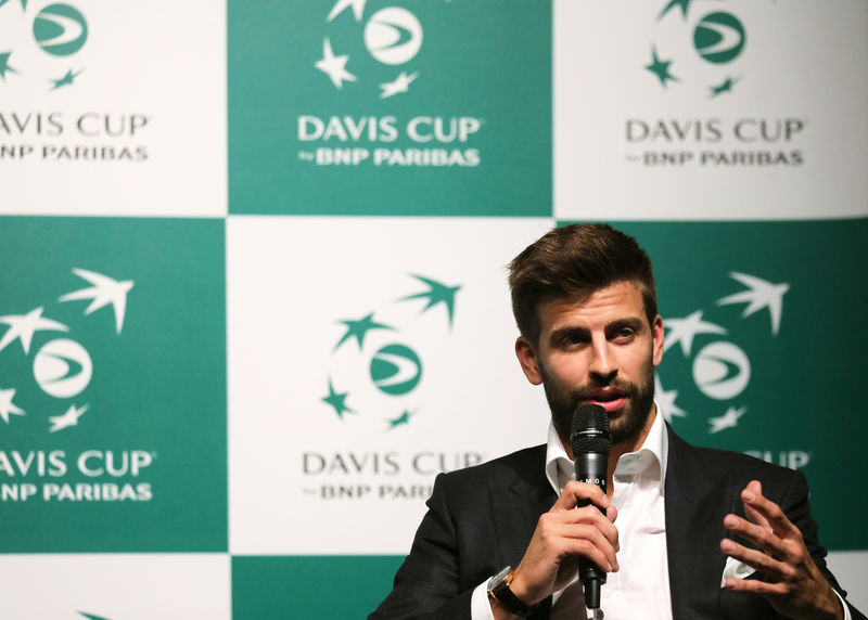 © Reuters. La nueva Copa Davis debe enfocarse en los equipos y no en los jugadores, dice Piqué