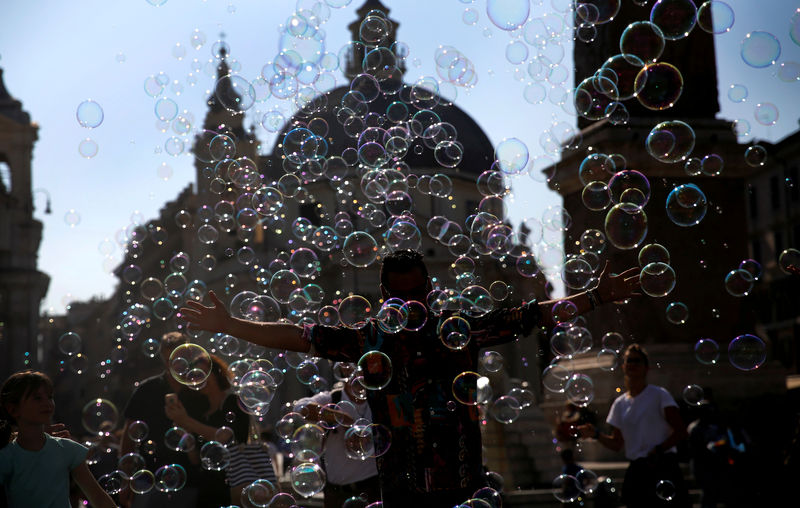 © Reuters. FILE PHOTO: A man plays with bubbles in downtown Rome
