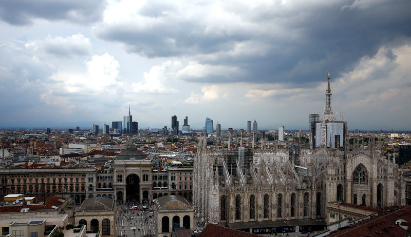 © Reuters. Duomo's cathedral and Porta Nuova's financial district are seen in Milan