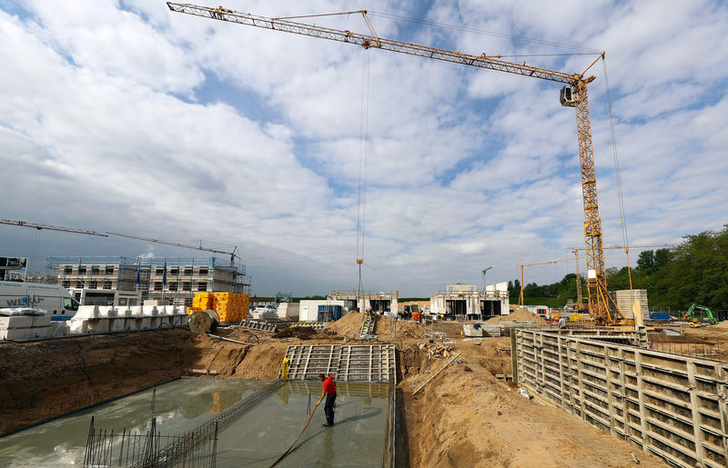 © Reuters. Workers are seen on a construction site for family homes in Hanau near Frankfurt