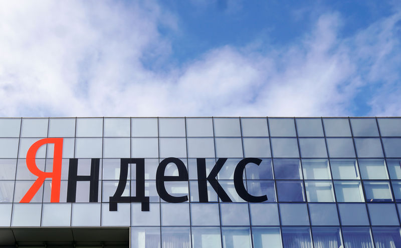 © Reuters. Логотип Яндекса на здании штаб-квартиры компании в Москве
