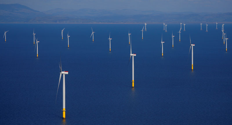© Reuters. FILE PHOTO: Walney Extension offshore wind farm off the coast of Blackpool