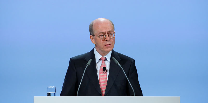 © Reuters. Outgoing CEO of German Reinsurer Munich Re Nikolaus von Bomhard holds a speech during the company's annual shareholder meeting in Munich
