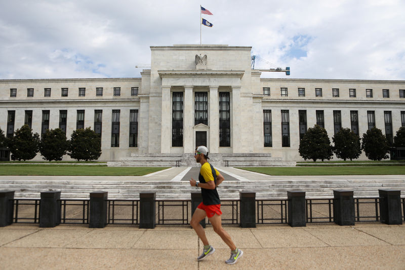 © Reuters. FILE PHOTO: A jogger runs past the Federal Reserve building in Washington, DC