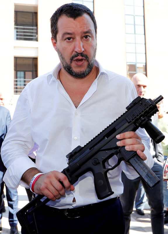 © Reuters. FILE PHOTO: Italian Interior Minister Salvini holds a machine gun during a visit to celebrate the anniversary of the SWAT team of the Polizia di Stato in Rome