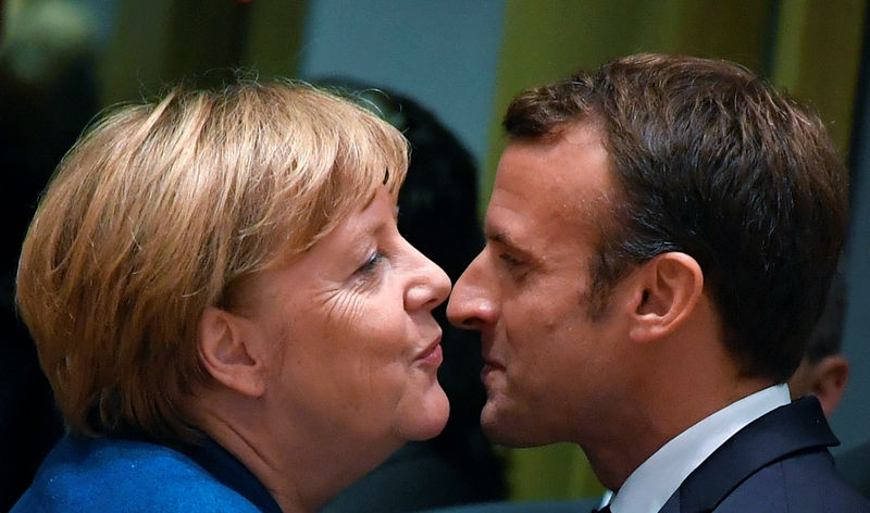 © Reuters. Merkel e Macron durante cúpula da UE em Bruxelas