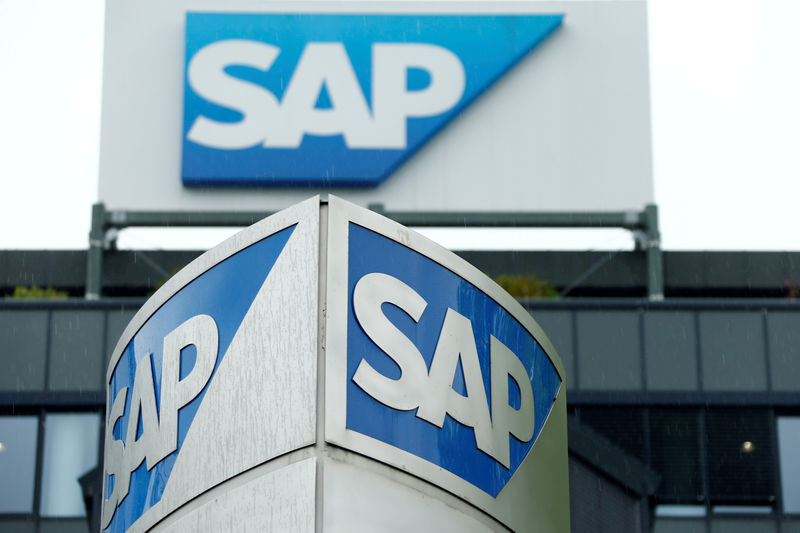 © Reuters. FILE PHOTO: The logo of German software group SAP is pictured at its headquarters in Walldorf