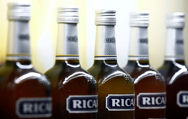 © Reuters. Логотип на бутылках Ricard французского производителя Pernod Ricard на пресс-конференции в Париже
