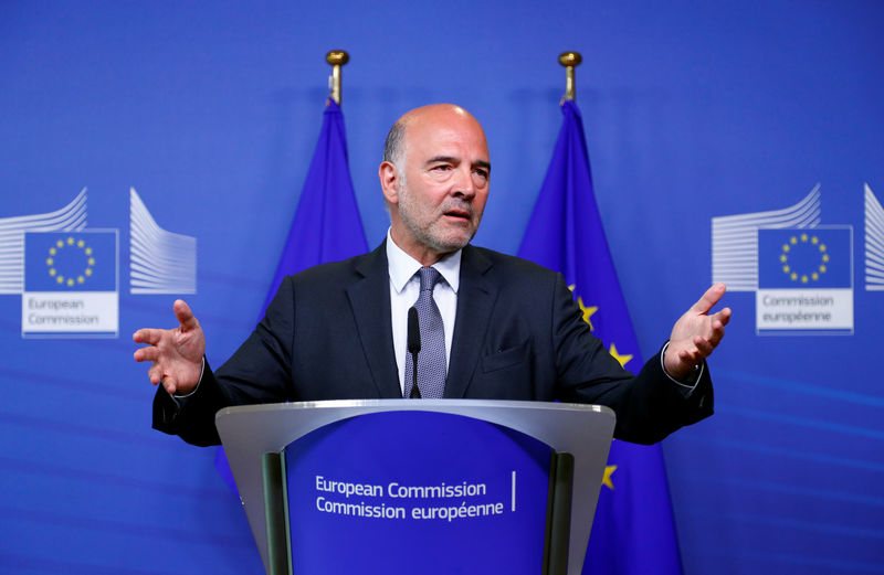 © Reuters. European Economic and Financial Affairs Commissioner Moscovici speaks during a news conference in Brussels