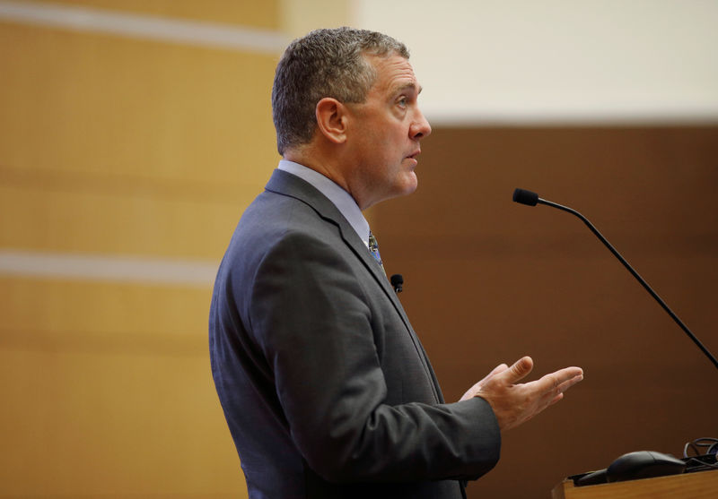 © Reuters. St. Louis Federal Reserve Bank President James Bullard speaks at a public lecture in Singapore