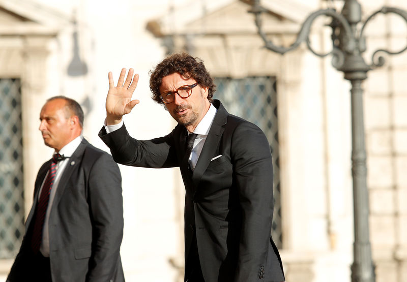 © Reuters. Italy's Minister of Infrastructure and Transport Danilo Toninelli arrives for gala dinner at the Quirinal palace in Rome