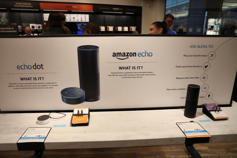 © Reuters. Exibição de dispositivos Echo Dot em uma loja da Amazon Books, em Nova York