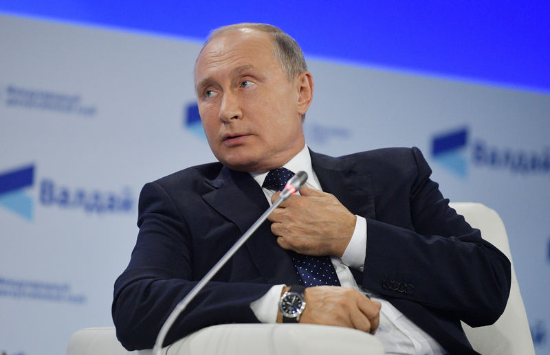 © Reuters. Президент России Владимир Путин во время выступления на сессии Международного дискуссионного клуба "Валдай" в Сочи