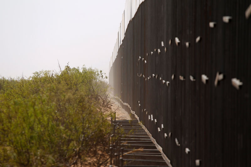 © Reuters. A newly built section of bollard wall is seen from the Mexican side of the border in San Jeronimo