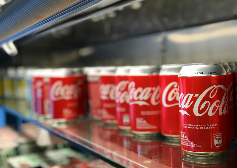 © Reuters. FILE PHOTO: Aluminium Coca-Cola cans are seen at a restaurant in Buenos Aires