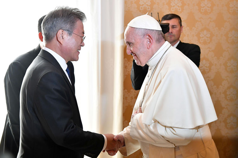 © Reuters. Papa Francisco se encontra com presidente da Coreia do Sul, Moon Jae-in, no Vaticano