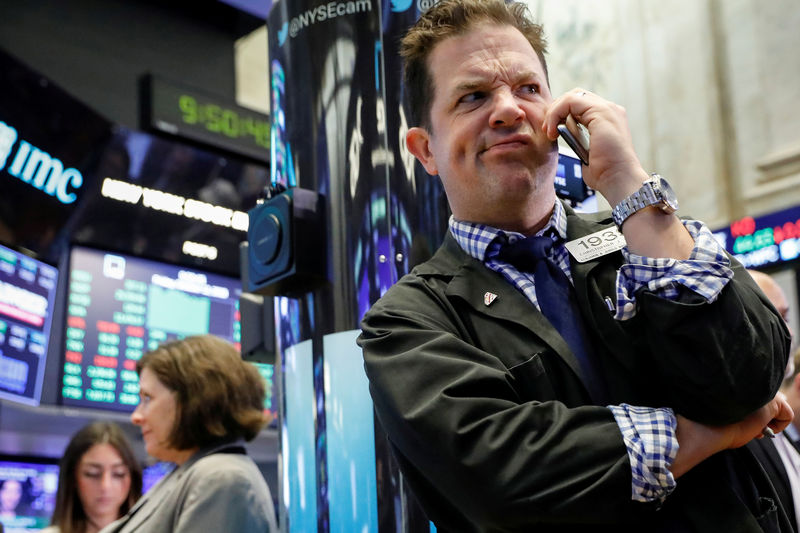 © Reuters. FILE PHOTO: Traders work on the floor of the NYSE in New York