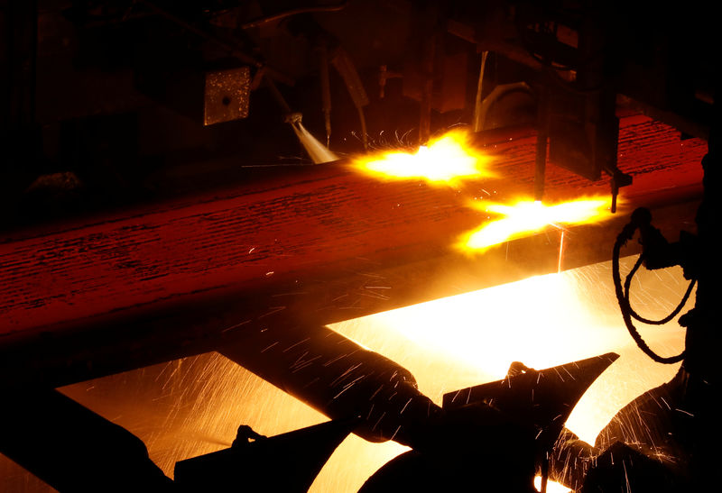 © Reuters. Linha de produção em siderúrgica da Nippon Steel&Sumitomo Metal no Japão
