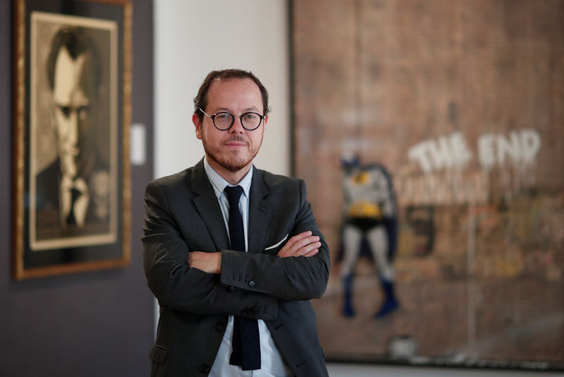 © Reuters. Arnaud Oliveux posa antes de leilão em Paris