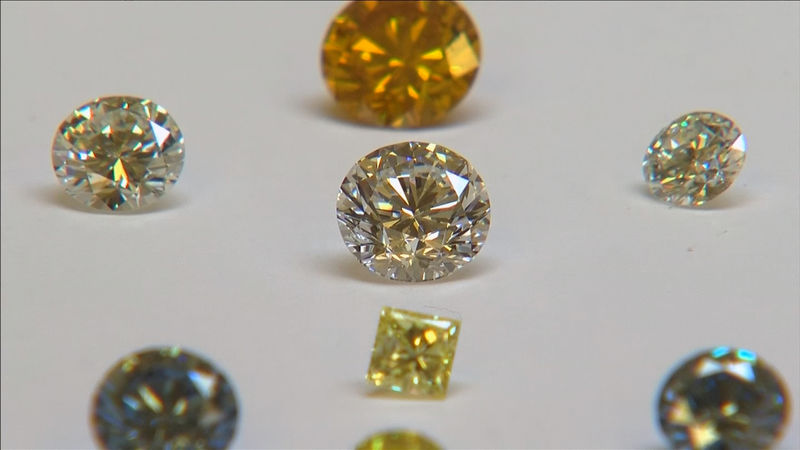 © Reuters. FILE PHOTO: A still image from video shows coloured synthetic diamonds on display at De Beers' International Institute of Diamond Grading and Research in Maidenhead