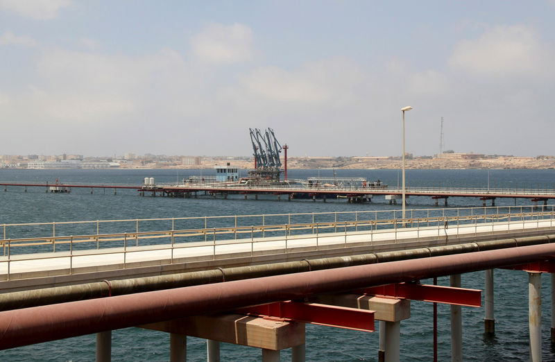 © Reuters. FILE PHOTO: A general view of Libya's Hariga port in Tobruk, east of Benghazi