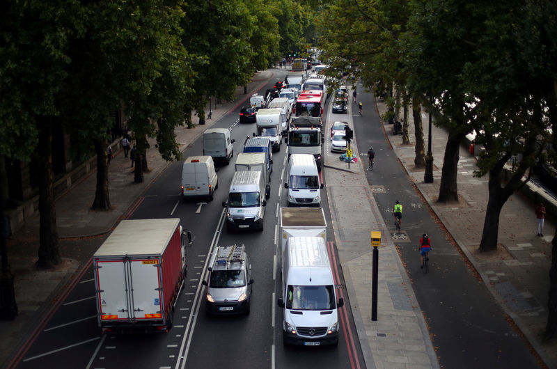 © Reuters. FILE PHOTO: Cars sit in a traffic jam along the Embankment during the morning rush hour in central London