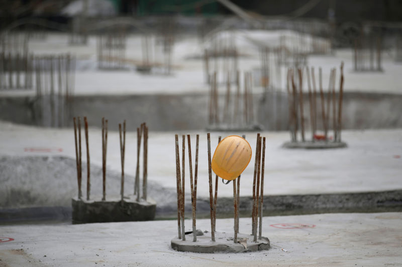 © Reuters. A helmet is seen at a construction site in Beijing
