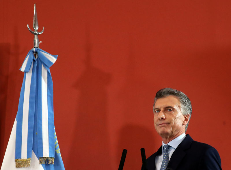 © Reuters. Argentina's President Mauricio Macri arrives for a ceremony at the Casa Rosada Presidential Palace in Buenos Aires