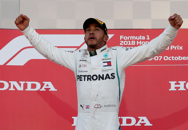 © Reuters. El piloto británico de la escudería Mercedes Lewis Hamilton celebra tras ganar el Gran Premio de Japón