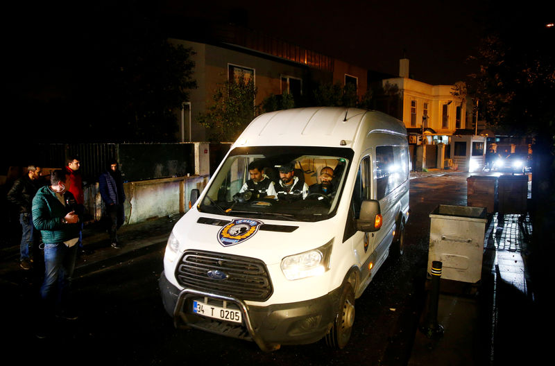 © Reuters. Expertos forenses turcos en un vehículo policial salen de la residencia del cónsul general de Arabia Saudita Mohammad al-Otaibi en Estambul