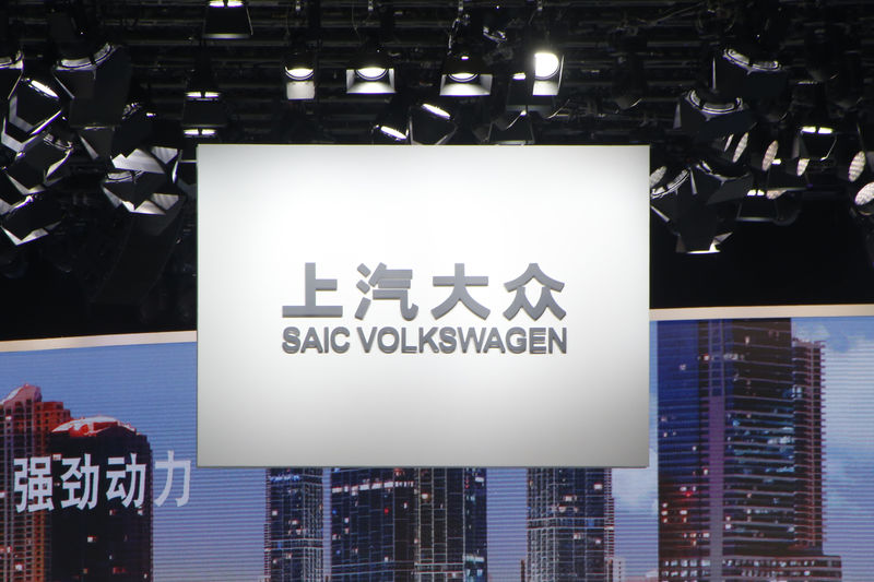 © Reuters. FILE PHOTO: The logo of Shanghai Volkswagen, a joint venture between SAIC Motor and Volkswagen Group, is pictured at the Auto China 2016 auto show in Beijin