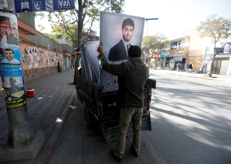 © Reuters. Fútbol, ferias y fortunas: En las elecciones afganas, manda el dinero