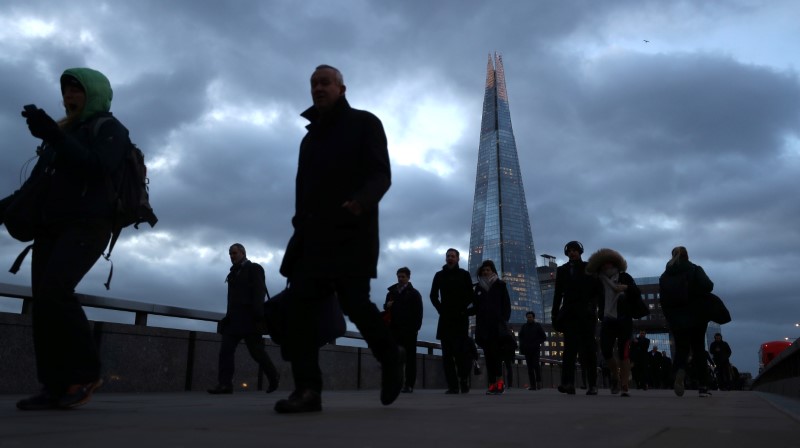 © Reuters. Commuters arrive in the financial district of London