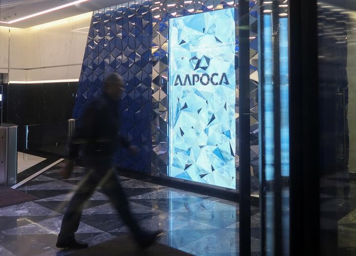 © Reuters. Логотип Алросы на входе в штаб-квартиру компании в Москве