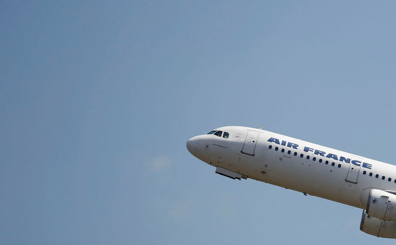 © Reuters. An Air France Airbus A321 aircraft takes off in Colomiers near Toulouse