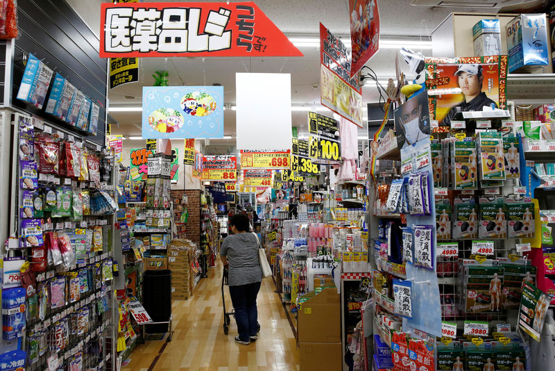 © Reuters. Consumidores fazem compras em loja em Tóquio, no Japão