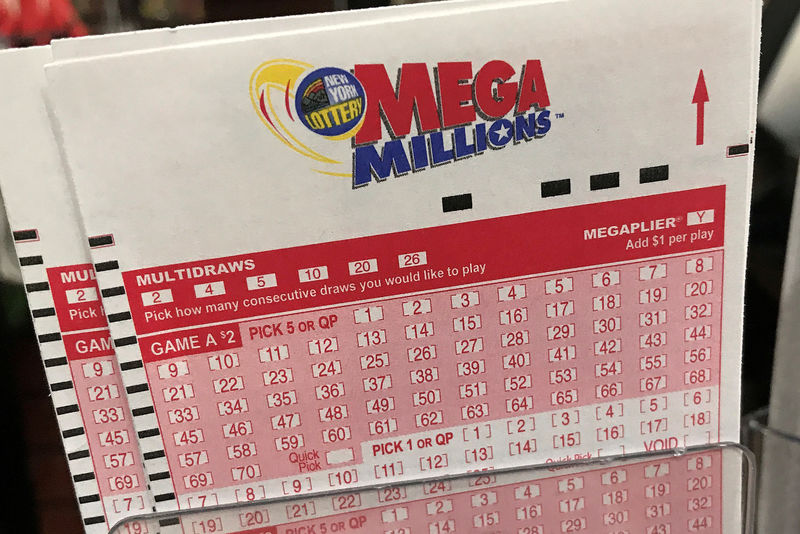 © Reuters. Bilhete da Mega Millions é visto em loja em Nova York, Estados Unidos