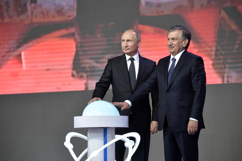 © Reuters. Президент России Владимир Путин и президент Узбекистана Шавкат Мирзиёев на церемонии начала строительства первой в Узбекистане АЭС в Ташкенте