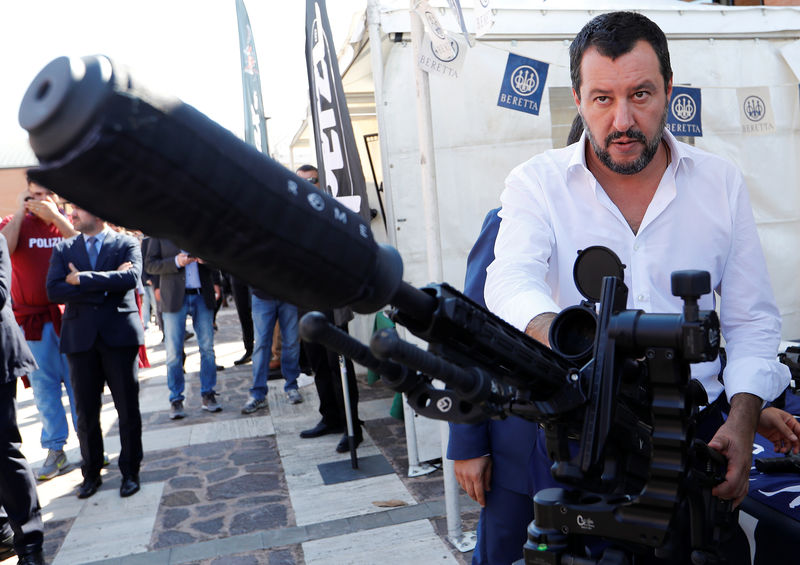 © Reuters. Matteo Salvini posa ao lado de um rifle em Roma