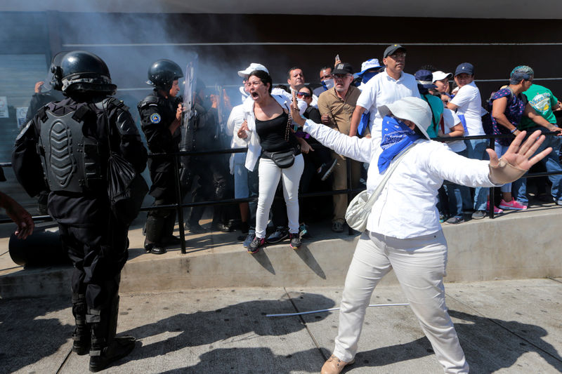 © Reuters. Tropa de choque tenta bloquear passagem de manifestantes durante protesto em Manágua